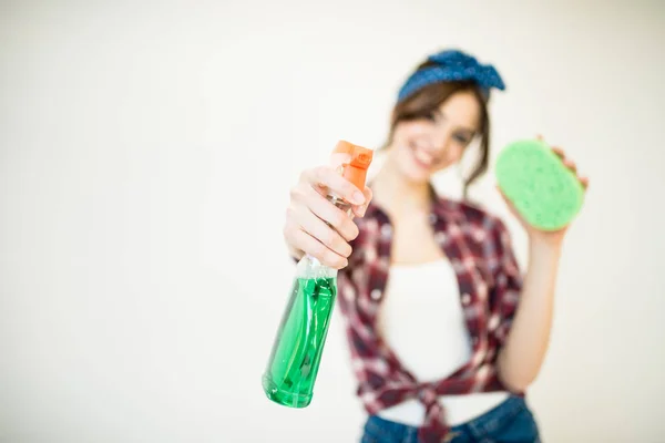 Donna con flacone spray e spugna — Foto stock