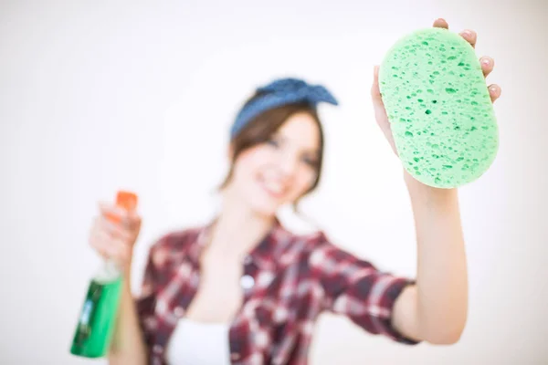 Mulher com frasco de spray e esponja — Fotografia de Stock