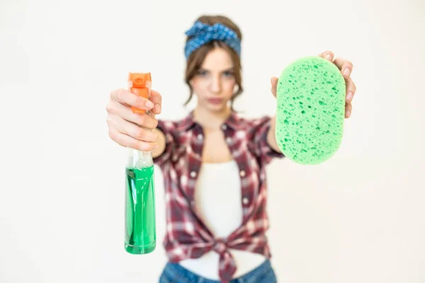 Mulher com frasco de spray e esponja — Fotografia de Stock