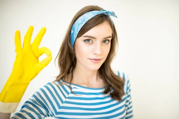 Mujer mostrando gesto ok - foto de stock