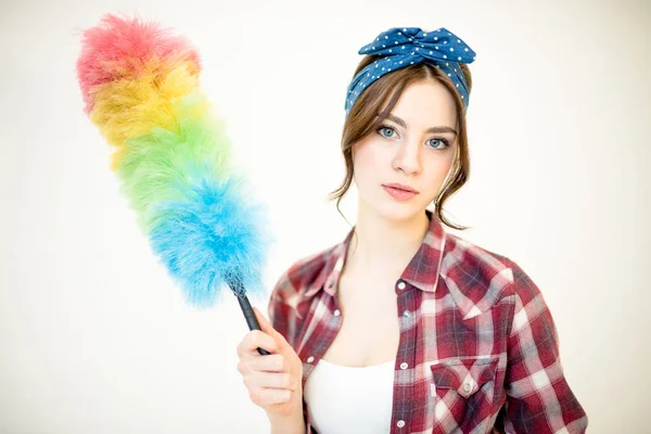 Jeune femme avec plumeau — Photo de stock