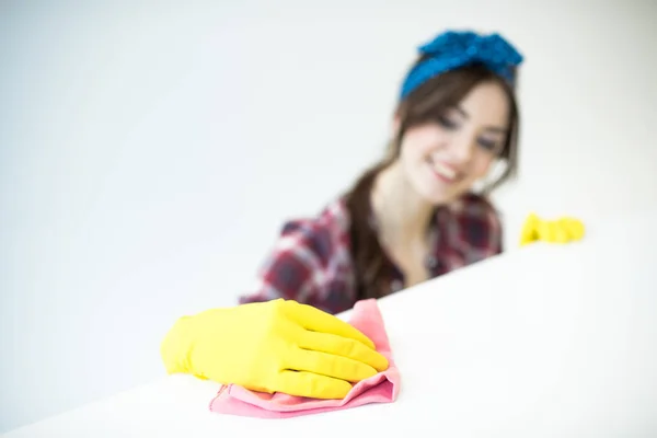 Mujer superficie de limpieza - foto de stock