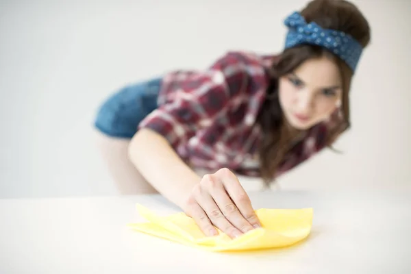 Superfície de limpeza mulher — Fotografia de Stock