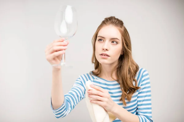 Femme nettoyage verre à vin — Photo de stock