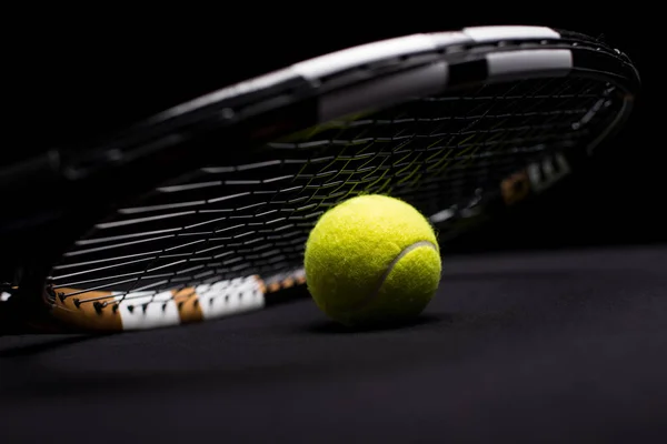 Pelota de tenis y raqueta - foto de stock