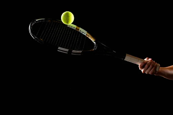 Mujer con raqueta de tenis y pelota - foto de stock