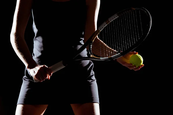 Mujer con raqueta de tenis y pelota - foto de stock