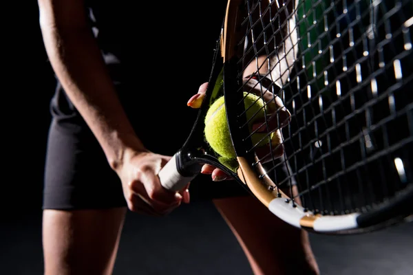 Mujer con raqueta de tenis y pelota - foto de stock
