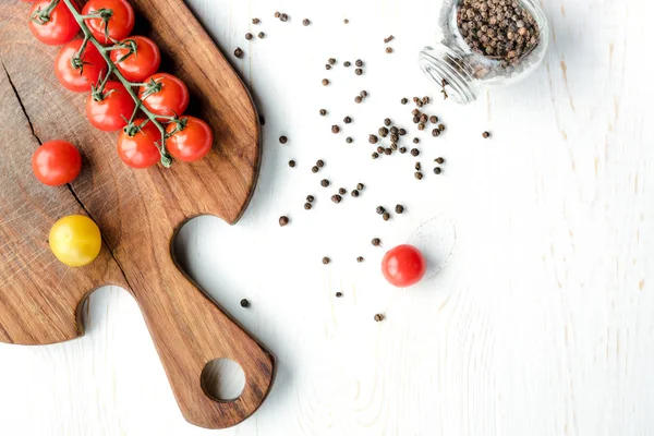 Tomates y tabla de cortar - foto de stock