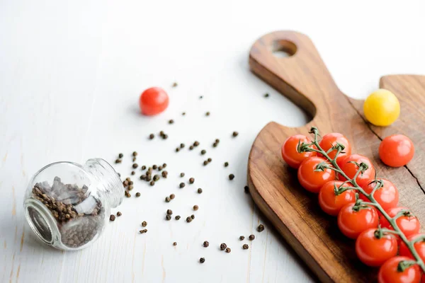 Tomatoes and cutting board — Stock Photo