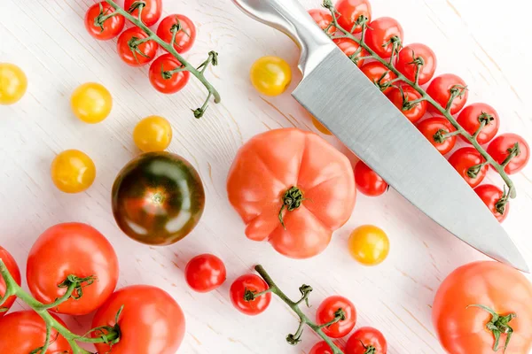 Tomates frescos y cuchillo — Stock Photo