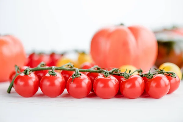 Tomates frescos maduros - foto de stock