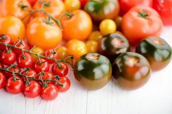 Tomates frescos maduros - foto de stock