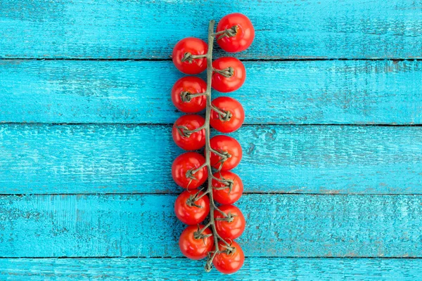 Tomates cherry frescos en la mesa - foto de stock