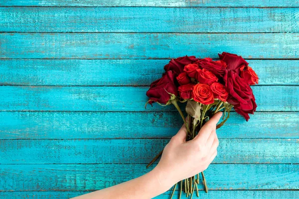 Hand holding bouquet — Stock Photo