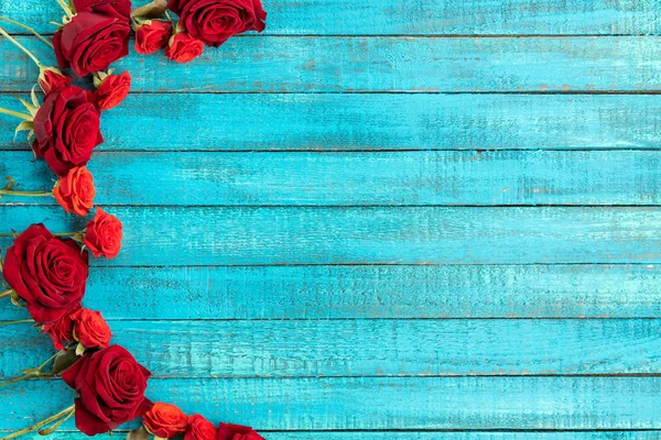 Rosas rojas en la mesa — Stock Photo