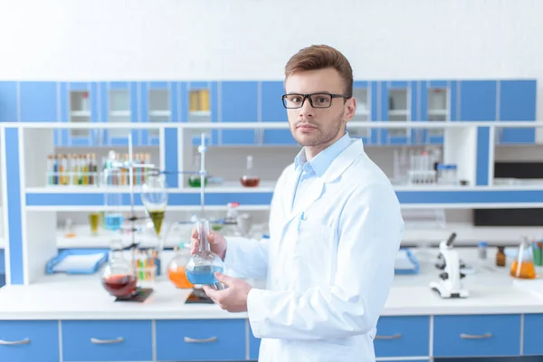 Cientista que trabalha em laboratório — Fotografia de Stock