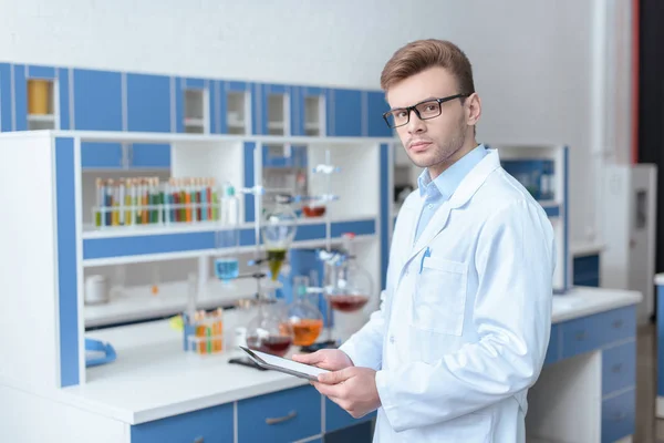 Cientista que trabalha em laboratório — Fotografia de Stock