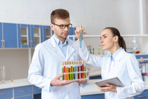 Jeunes chimistes en laboratoire — Photo de stock