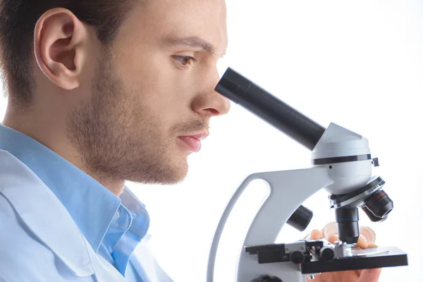 Científico analizando prueba — Stock Photo