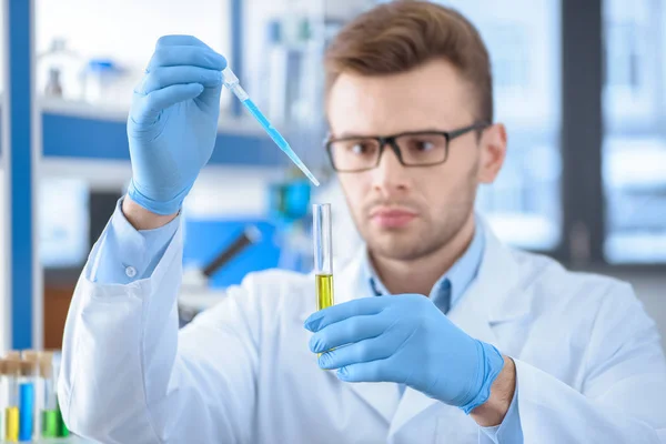 Cientista com tubo de laboratório — Fotografia de Stock