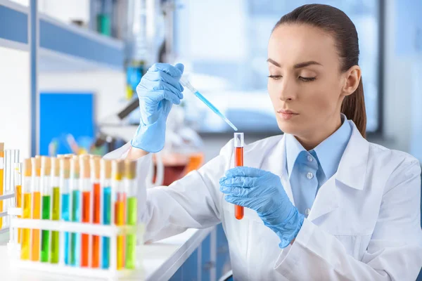 Científico con tubo de laboratorio - foto de stock