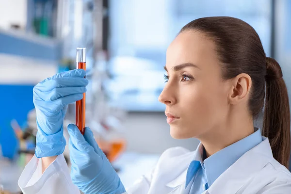 Cientista com tubo de laboratório — Fotografia de Stock