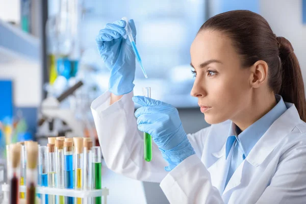 Cientista com tubo de laboratório — Fotografia de Stock