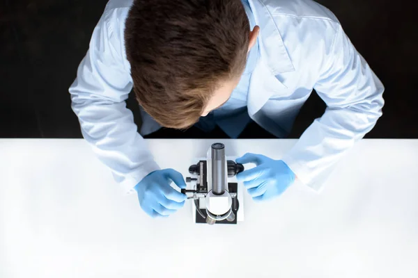 Cientista que trabalha com microscópio — Fotografia de Stock