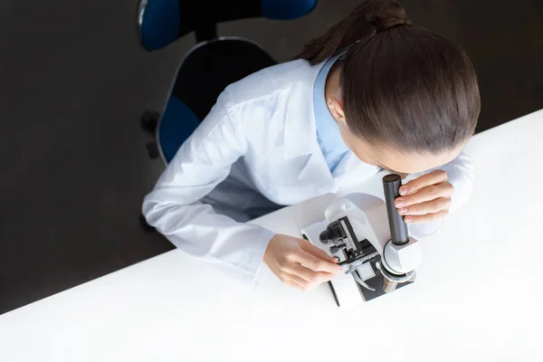 Cientista que trabalha com microscópio — Fotografia de Stock