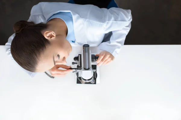 Scientifique travaillant au microscope — Photo de stock