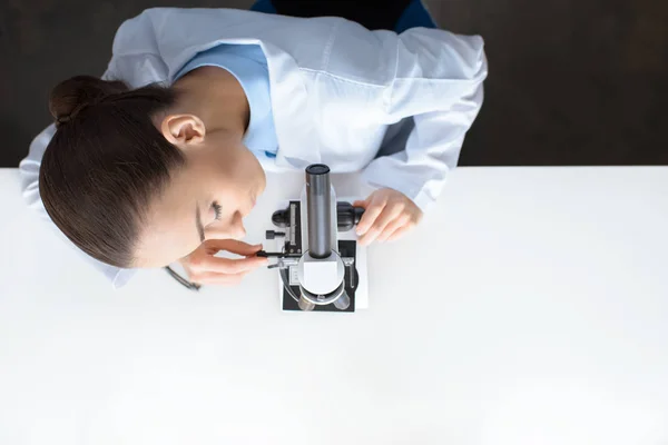 Cientista que trabalha com microscópio — Fotografia de Stock