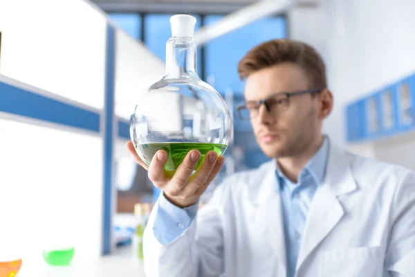 Scienziato con tubo di laboratorio — Foto stock