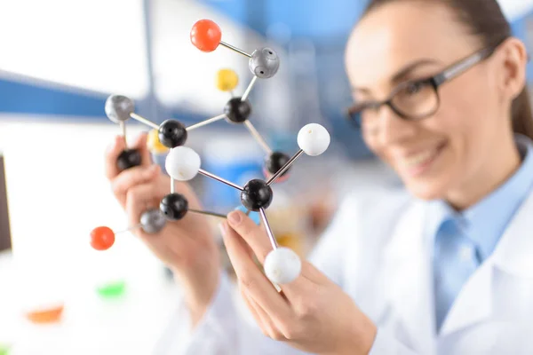 Científico con modelo molecular — Stock Photo