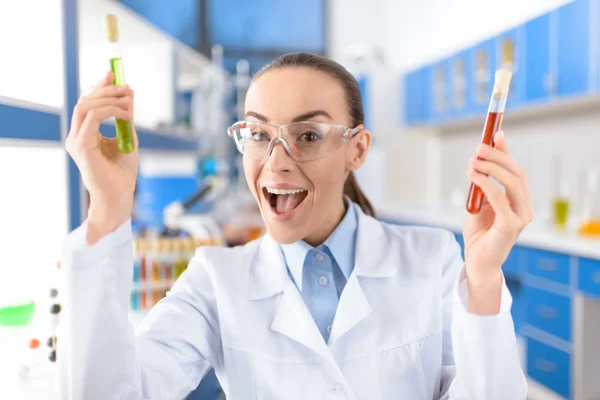 Scienziato con tubi da laboratorio — Foto stock