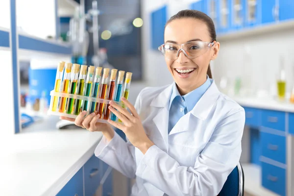 Científico con tubos de laboratorio - foto de stock