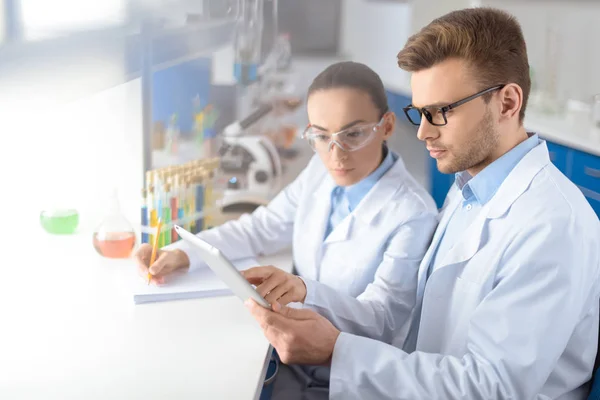 Científicos trabajando en laboratorio - foto de stock