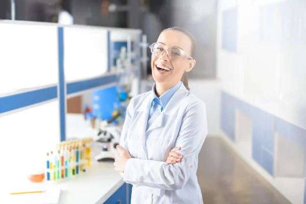 Científico sonriente en laboratorio - foto de stock