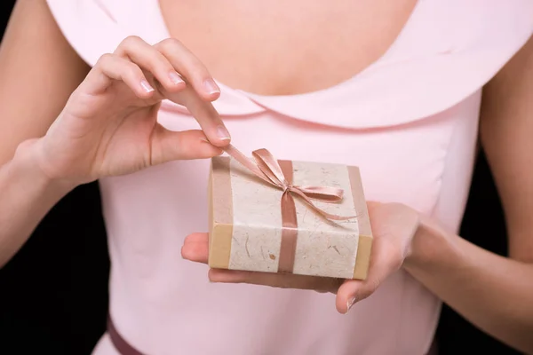 Femme tenant boîte cadeau — Photo de stock