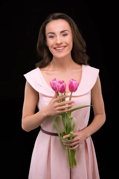 Mujer joven con tulipanes - foto de stock