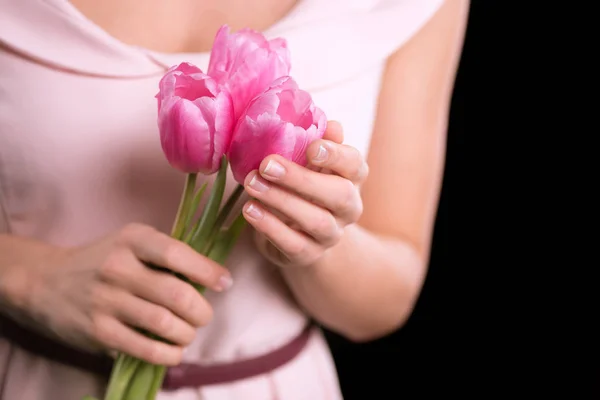 Jeune femme avec des tulipes — Photo de stock