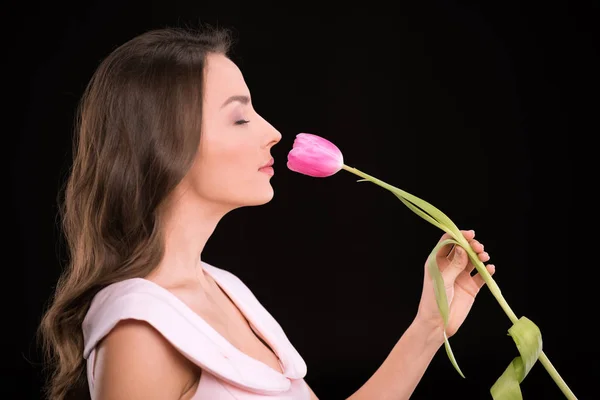 Junge Frau mit Tulpe — Stockfoto