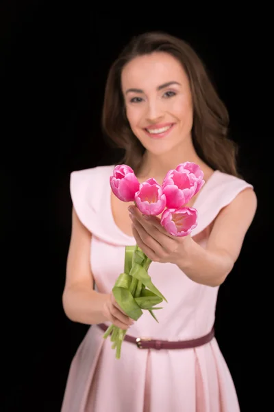 Mujer joven con tulipanes - foto de stock