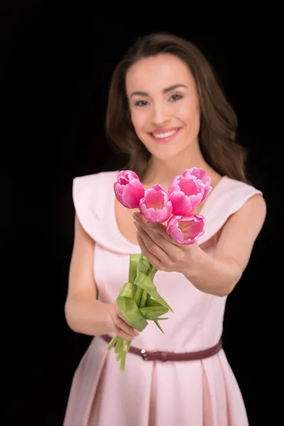 Junge Frau mit Tulpen — Stockfoto