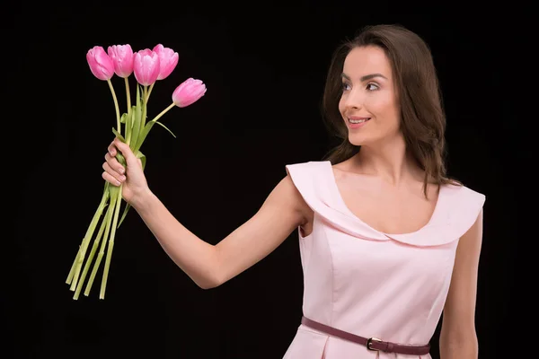 Giovane donna con tulipani — Foto stock
