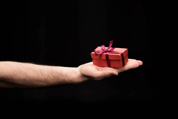 Hombre sosteniendo caja de regalo - foto de stock