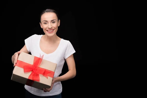 Mujer sosteniendo regalo - foto de stock