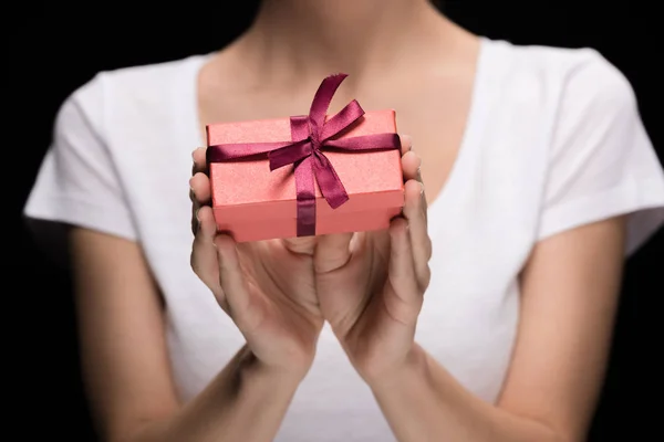 Mujer sosteniendo regalo - foto de stock