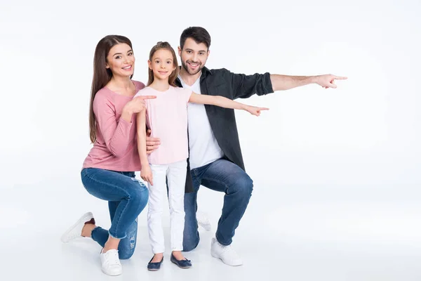 Famiglia felice che indica — Foto stock