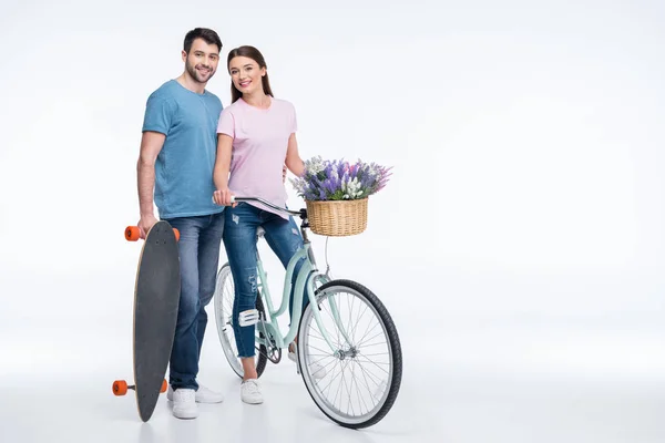 Paar mit Skateboard und Fahrrad — Stockfoto